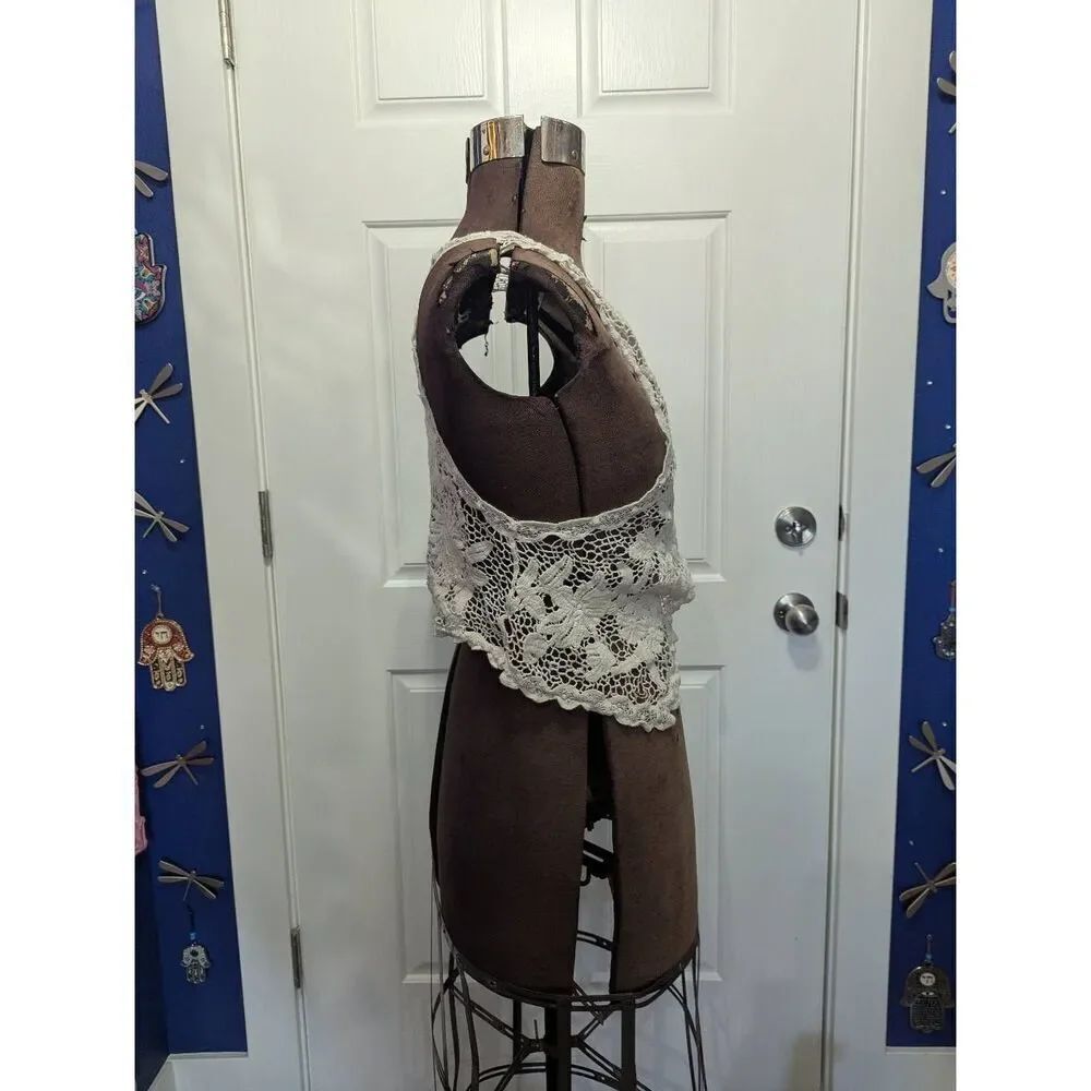 Boho Lace Cropped Vest - Picture 3 of 11